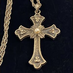 Sarah Coventry Vintage Beautiful Cross w/ center pearl and 24” gold tone chain.